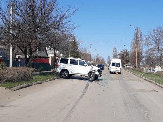 Столкновение автомобиля УАЗ “Патриот” и пассажирского микроавтобуса в Ростовской области. 